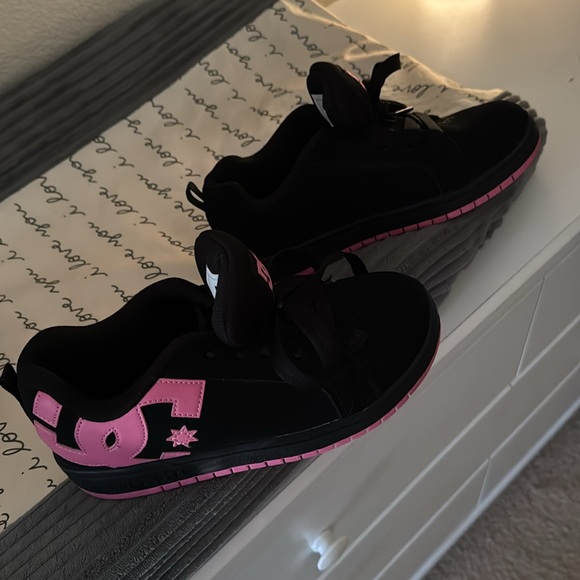 Pink DC court graffik youth 6.5/womens 7.5 - Picture 3 of 6